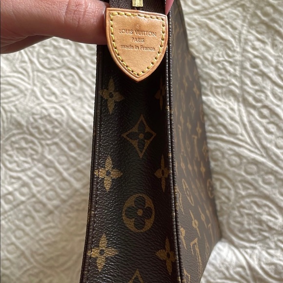 Louis Vuitton Toiletry Pouch 26 Discontinued - Picture 3 of 13